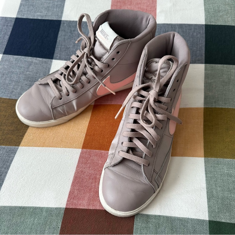 Nike High-Top Sneakers in Pink and Gray